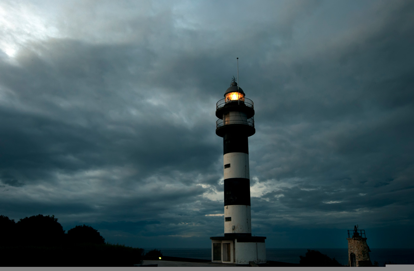 El faro del amor de Jesús nos guía...